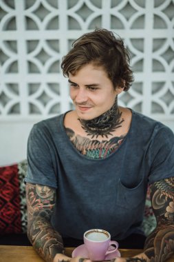 dövmeli adam bir kafede kahve içme