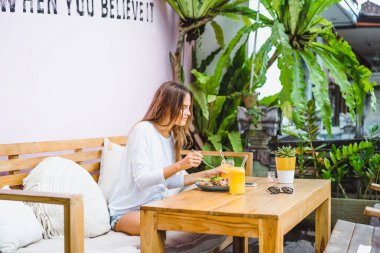 Şık bir kafe, sağlıklı kahvaltı, meyve, taze sıkılmış meyve suyu, kahvaltı güzel bir kadın olan tropikal konumu.