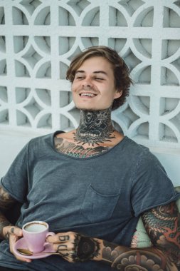 dövmeli adam bir kafede kahve içme