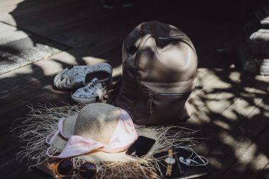 çekim nesne. Şapka, güneş gözlüğü, oyuncu, smartphone, kulaklık, saat, dizüstü, laptop, sırt çantası