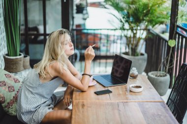 kız bir kafede çalışıyor. kavramı freelancing, kahve ve dizüstü.