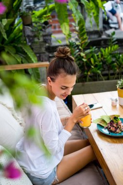 Şık bir kafe, sağlıklı kahvaltı, meyve, taze sıkılmış meyve suyu, kahvaltı güzel bir kadın olan tropikal konumu.
