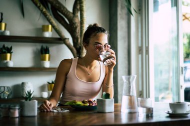 Şık bir kafe, sağlıklı kahvaltı, meyve, taze sıkılmış meyve suyu, kahvaltı güzel bir kadın olan tropikal konumu.