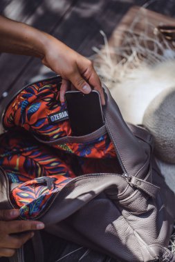 kız bir sırt çantası toplar, bir akıllı telefon koyar dizüstü bilgisayar