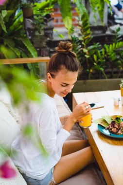 Şık bir kafe, sağlıklı kahvaltı, meyve, taze sıkılmış meyve suyu, kahvaltı güzel bir kadın olan tropikal konumu.