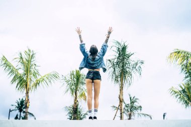 kız bir kot ceket tropikal bir yerde