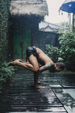 yağmur altında poz genç dövmeli adam