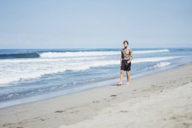 okyanus kıyısında bir erkek spor, jimnastik, deniz kıyısı çalışan yapıyor devreye girer. sahilde spor kavramı.