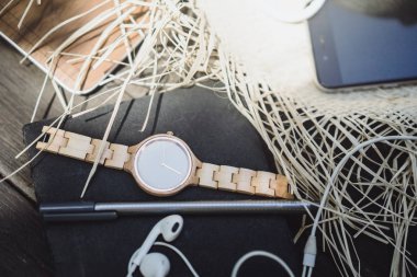 çekim nesne. Şapka, güneş gözlüğü, oyuncu, smartphone, kulaklık, saat, dizüstü, laptop, sırt çantası