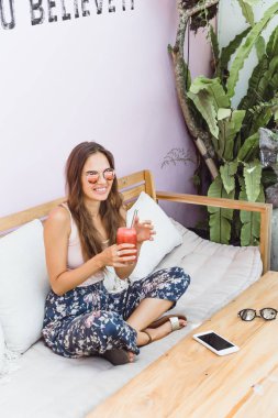 Şık bir kafe, sağlıklı kahvaltı, meyve, taze sıkılmış meyve suyu, kahvaltı güzel bir kadın olan tropikal konumu.