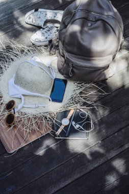 tablet pc, dizüstü bilgisayar, akıllı telefon ve yaz Aksesuar Beach plaj, yaz tatillerini ve teknoloji kavramı - kapat