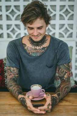 dövmeli adam bir kafede kahve içme