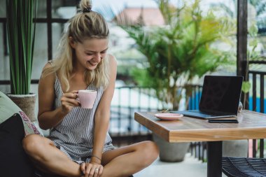 kız bir kafede çalışıyor. kavramı freelancing, kahve ve dizüstü.