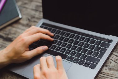 ahşap bir masa, çalışan bir bilgisayar, smartphone, dizüstü bilgisayar, masaüstü üzerinde bir erkeğin elinde üstünde Laptop.