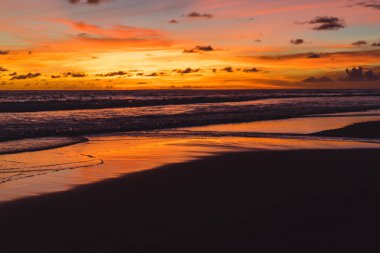 günbatımı okyanus üzerinde. güzel parlak gökyüzü, su, dalgalar yansıması.