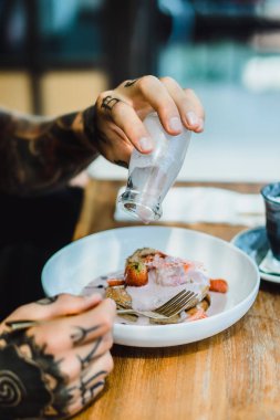 Erkekler ellerini krep tatlı sos ile dökün