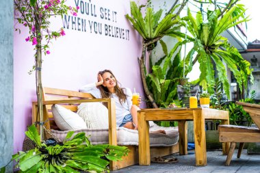 Şık bir kafe, sağlıklı kahvaltı, meyve, taze sıkılmış meyve suyu, kahvaltı güzel bir kadın olan tropikal konumu.