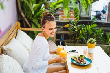 Şık bir kafe, sağlıklı kahvaltı, meyve, taze sıkılmış meyve suyu, kahvaltı güzel bir kadın olan tropikal konumu.
