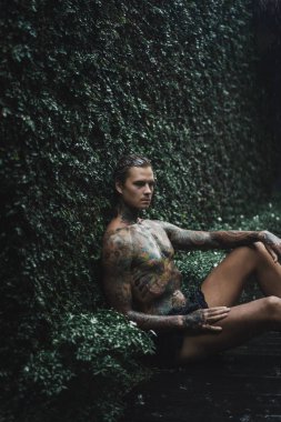 yağmur altında poz genç dövmeli adam