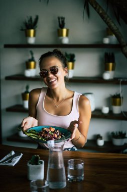 Şık bir kafe, sağlıklı kahvaltı, meyve, taze sıkılmış meyve suyu, kahvaltı güzel bir kadın olan tropikal konumu.
