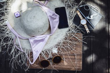 çekim nesne. Şapka, güneş gözlüğü, oyuncu, smartphone, kulaklık, saat, dizüstü, laptop, sırt çantası