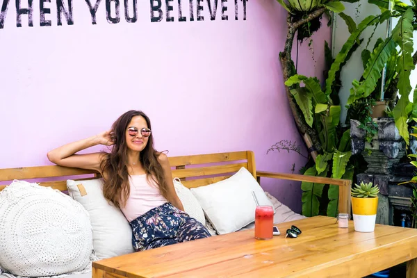 Een Mooie Vrouw Heeft Ontbijt Een Stijlvol Café Een Gezond — Stockfoto