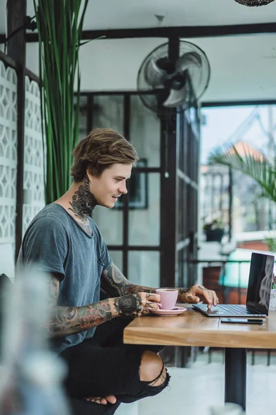 Man Arbetar Ett Kafé Begreppet Frilansar Kaffe Och Laptop — Stockfoto