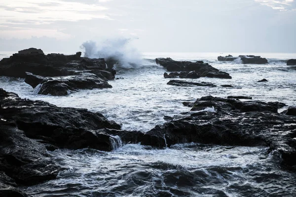 Ondas Oceano Estão Quebrando Contra Rochas Ondas Salpicantes Oceano Pôr — Fotografia de Stock