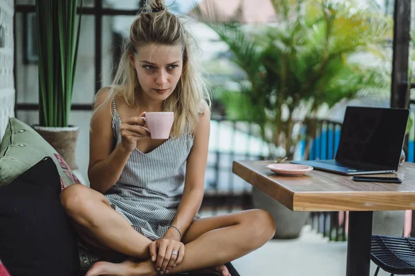 女の子は カフェで働いています フリーランス コーヒー ラップトップの概念 — ストック写真