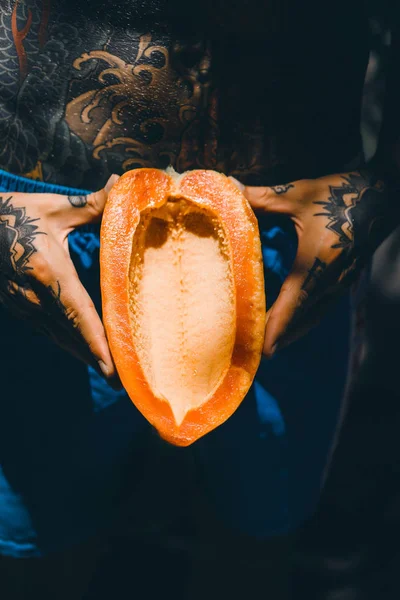 Hombre Sostiene Una Papaya Madura Manos Tatuajes —  Fotos de Stock