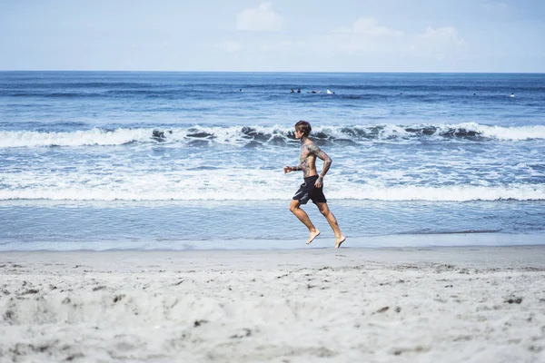 Okyanus Kıyısında Bir Erkek Spor Jimnastik Deniz Kıyısı Çalışan Yapıyor — Stok fotoğraf