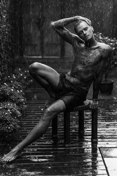 Giovane Uomo Tatuato Posa Sotto Pioggia — Foto Stock
