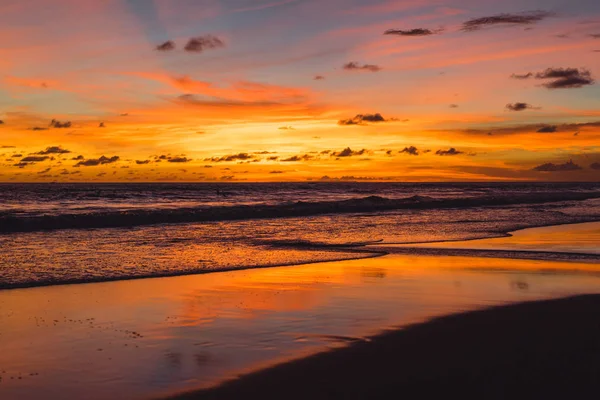 Sonnenuntergang Auf Dem Ozean Schöner Heller Himmel Spiegelung Wasser Wellen — Stockfoto