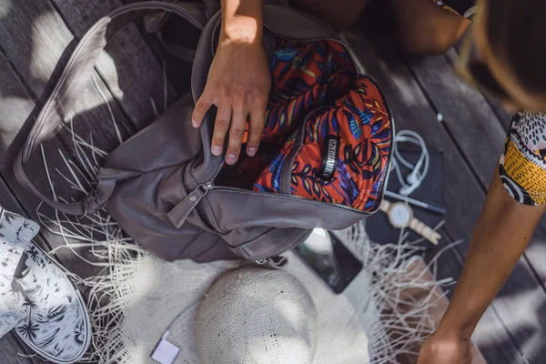 Chica Recoge Una Mochila Pone Teléfono Inteligente Portátil — Foto de Stock