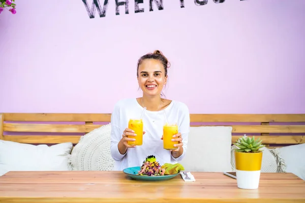 Vacker Kvinna Har Frukost Elegant Café Hälsosam Frukost Frukt Färskpressad — Stockfoto