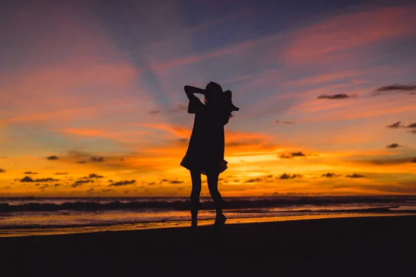 Kız Batan Güneşin Fonunda Atlıyor — Stok fotoğraf