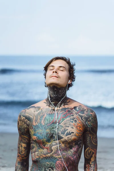 Tattooed Man Headphones Blue Sky Ocean — Stock Photo, Image