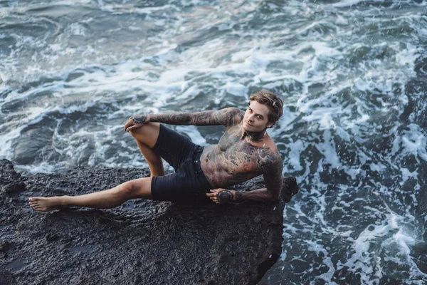 Homem Tatuado Beira Penhasco Salpicos Ondas Oceânicas — Fotografia de Stock