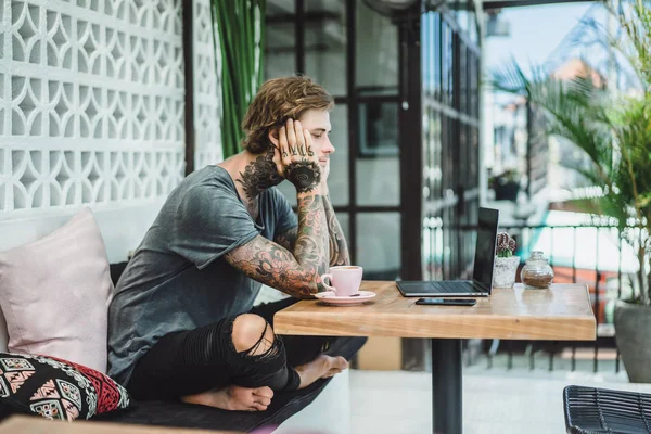 Man Arbetar Ett Kafé Begreppet Frilansar Kaffe Och Laptop — Stockfoto