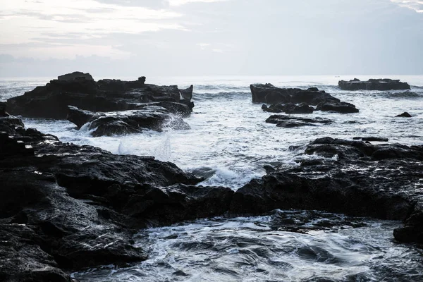 Ondas Oceano Estão Quebrando Contra Rochas Ondas Salpicantes Oceano Pôr — Fotografia de Stock