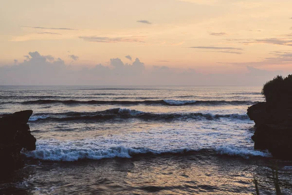 Волны Океана Бьются Скалы Плещущие Океанские Волны Закате — стоковое фото