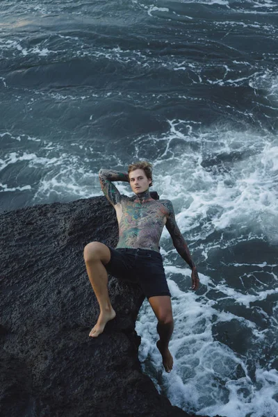 Homem Tatuado Beira Penhasco Salpicos Ondas Oceânicas — Fotografia de Stock