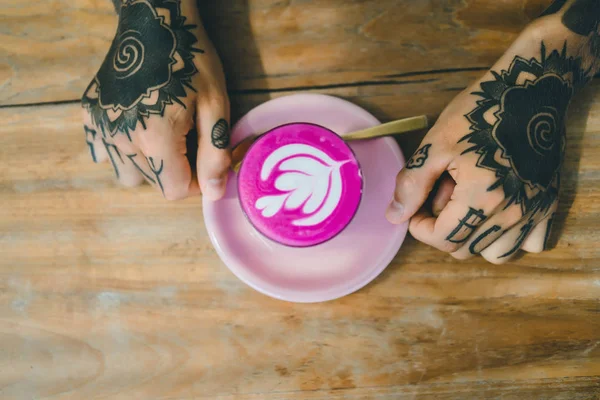 Tattooed Hands Hands Holding Glass Coffee — Stock Photo, Image