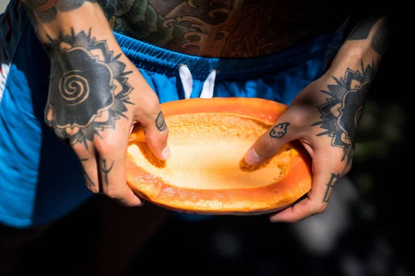 Adam Olgun Bir Papaya Tutuyor Dövmeler Elinde — Stok fotoğraf