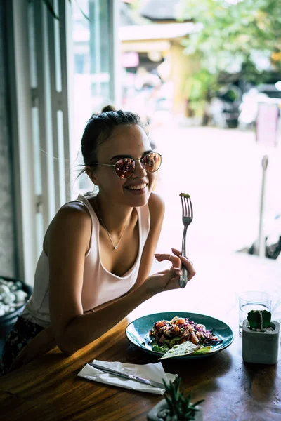 Eine Schöne Frau Frühstückt Einem Stilvollen Café Ein Gesundes Frühstück — Stockfoto