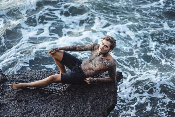 Homem Tatuado Beira Penhasco Salpicos Ondas Oceânicas — Fotografia de Stock