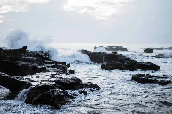 Vlny Oceánu Jsou Lámání Skály Šplouchání Mořských Vln Při Západu — Stock fotografie