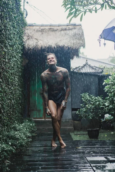 Young Tattooed Man Posing Rain — Stock Photo, Image