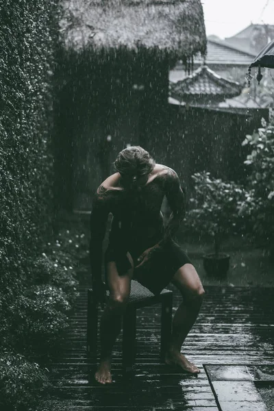 Yağmur Altında Poz Genç Dövmeli Adam — Stok fotoğraf