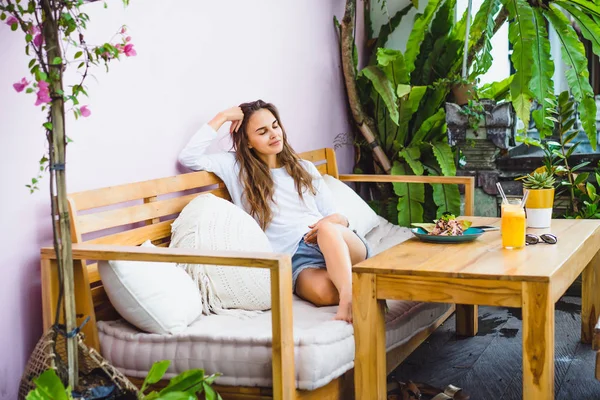 Eine Schöne Frau Frühstückt Einem Stilvollen Café Ein Gesundes Frühstück — Stockfoto